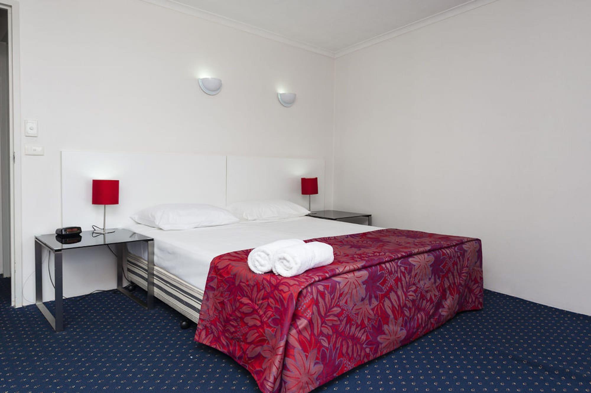 Broadbeach Travel Inn Apartments Голд-Кост Экстерьер фото