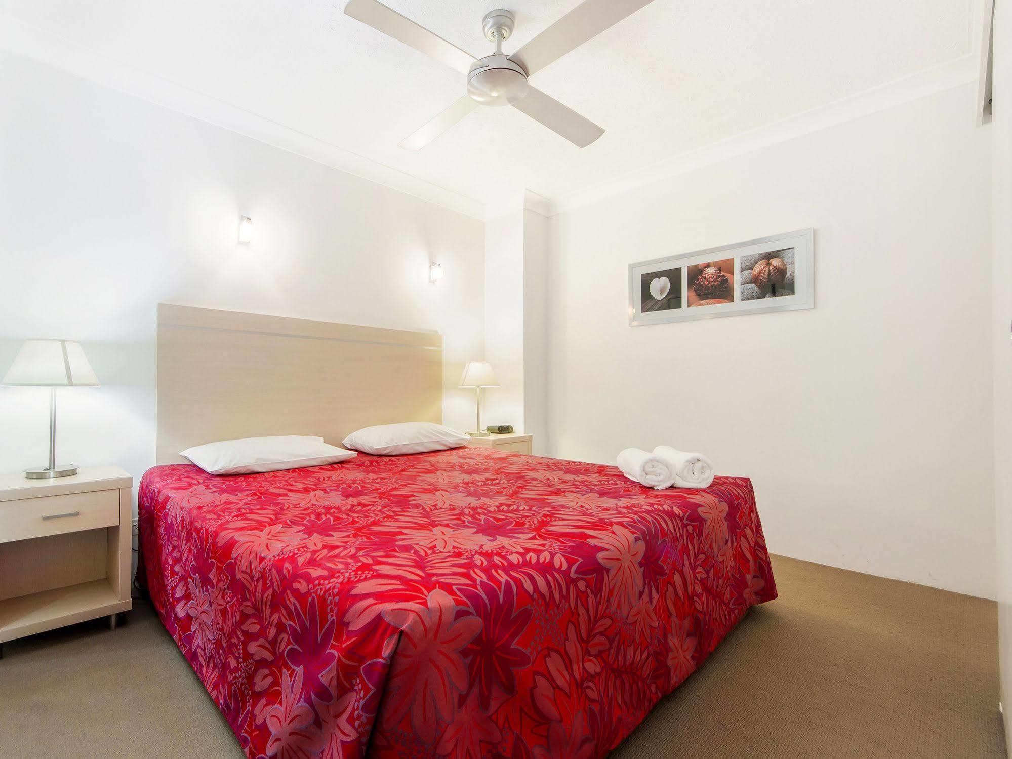 Broadbeach Travel Inn Apartments Голд-Кост Экстерьер фото